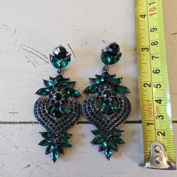 Chandelier Emerald Green Rhinestone Earrings - Picture 4 of 10